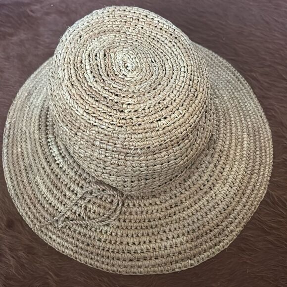 Helen Kaminski
Tahani Crocheted Raffia Sun Hat in Nougat size M